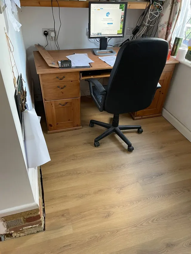 Oak laminate in a home office