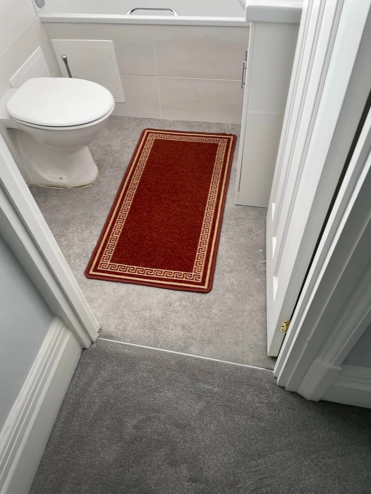 Grey stone-effect vinyl in a bathroom